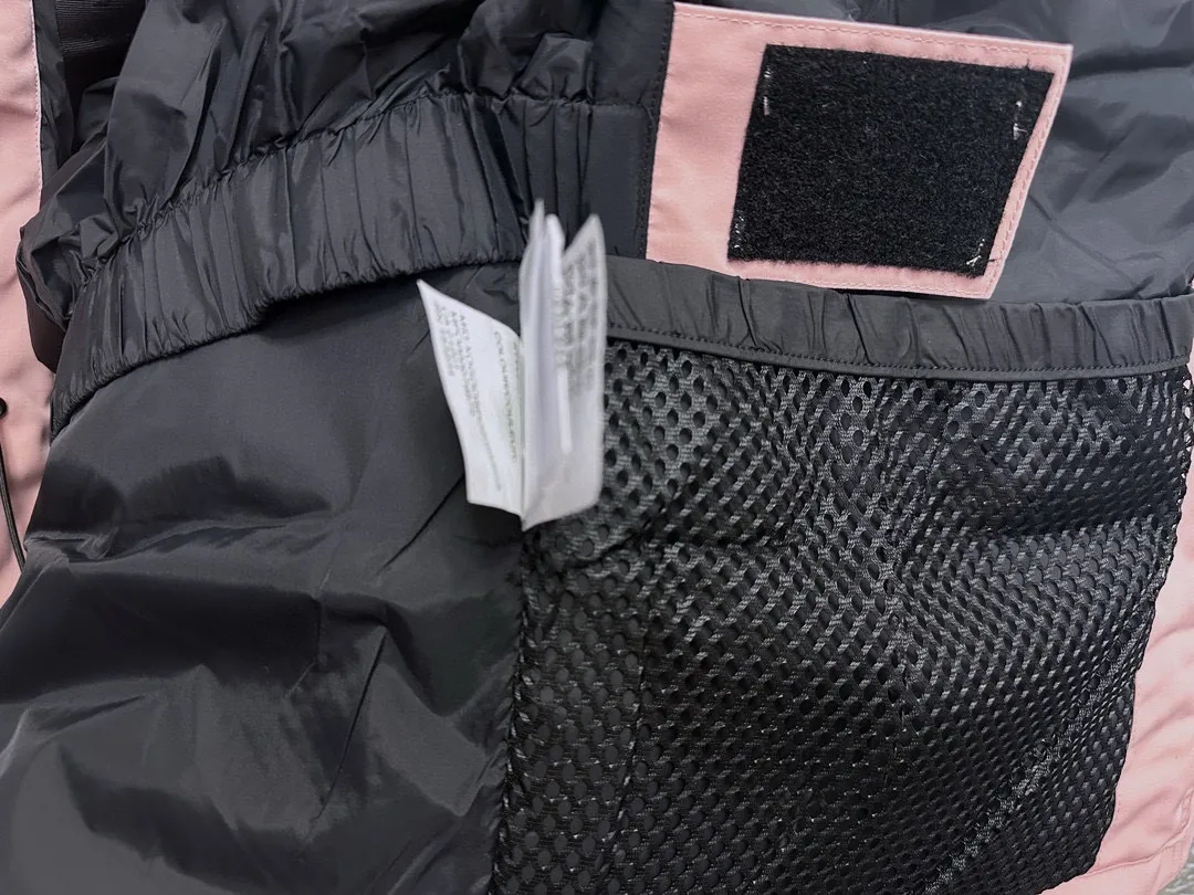 P780 Top Purchasing Version (Wolf Hair Optional) 🇨🇦CANADA GOOES 24 new models 08 models/couple models Factory direct supply: supplying global purchasing agents, micro-business, entities, Tmall, high-end stalls and studio cooperation, free shipping! Canada Goose Expedition Parka 2008 is the same style for men and women. It is mid-length and the most timeless classic. All Arctic and Antarctic scientific expedition teams choose Canada Goose as their cold-proof equipment. It is the Rolls-Royce of down jackets. ➖ Industry-leading anti-counterfeiting chip sensing. ➖ Imported Behringer embroidery machines and customized embroidery labels, the highest level and industry leading. ➖ Imported Korean 21-count polyester-cotton blended original fabric, TC85 waterproof coated fabric, water-repellent, windproof and wear-resistant. ➖ The new national standard 80 white duck down is filled with an average of 520 grams of down. The amount of down filled is industry-leading. ➖ 100% nylon lining with double double-layer sealing design to prevent velvet running, and seamless thread design on the cuffs! ➖ Western Canadian Green Wolf Collar. ➖ Yoshida YKK provides original factory-customized electroplated sliders. YKK two-way lockable zippers are tight and smooth and do not peel off paint. ➖ 3M composite Velcro is durable and the accessories and hardware are all custom-made. Note: Our copywriting is only simple and clear. Instead of bragging about the copywriting, it is better to compare and understand with samples. Only for the purest goose, the most dedicated, the most professional, the highest quality, the highest cost performance!  Size:XS-XXL